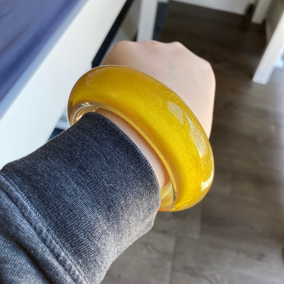 Vintage Chunky Asymmetrical Gold Lucite Bangle Bracelet - Picture 10 of 12